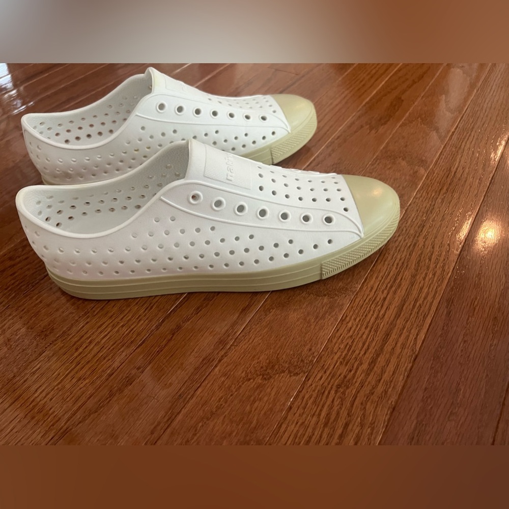 Native Jefferson Sugarlite shoes womens size 11/ mens size 9 excellent condition